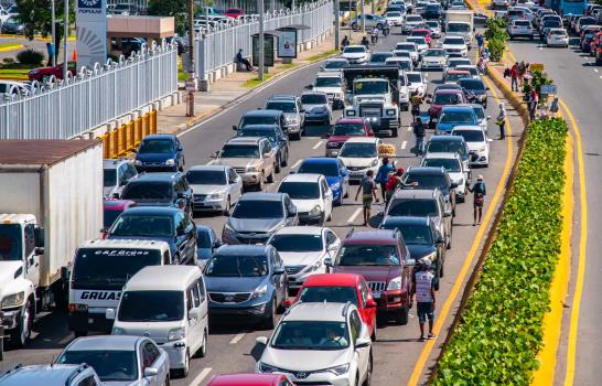 Un tapón vehicular que un año antes no existía por el confinamiento. (Diario Libre/Juan Miguel Peña)